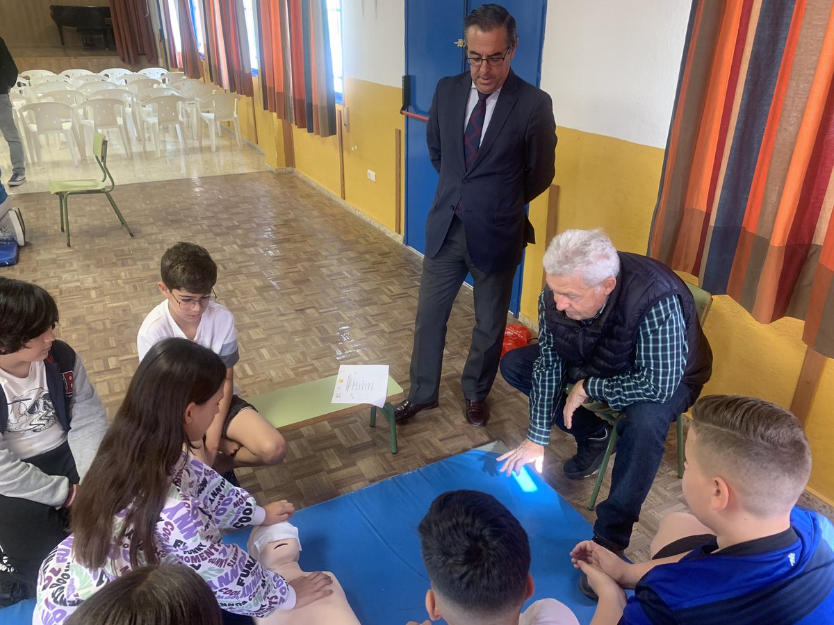 educacionmlg's tweet photo. Se presenta en el CEIP Antonio Machado un curso de Primeros Auxilios, soporte Vital Básico y uso del DESA, organizado por @cepmalaga en colaboración con @Expaumi_  . El delegado @Miguel_Briones_ ha podido participar en la actividad preparada para los alumnos del centro. https://t.co/Jg9LbTLY4u