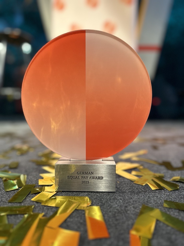 vodafone_medien's tweet image. The winner is… @vodafone_de! 🥳 Wir wurden mit dem „German Equal Pay Award“ des @BMFSFJ ausgezeichnet. Für ein Analysetool, das Lohnlücken erkennt, bevor sie entstehen. Denn wir finden: Gleiche Arbeit, gleiches Gehalt. Dafür setzen wir uns weiter ein.💪 vod.af/j44n5x