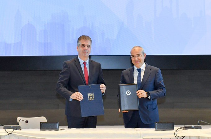 fuadshahbazov's tweet photo. New cooperation agreements were signed today during #ISR FM Eli Cohen's visit to #Baku:  
📌Partnership between #SOCAR and 🇮🇱#UnionEnergy 
📌Water management
📌Cooperation on environmental security 
📌Cooperation on an education program for the 2023-2026 academic years. https://t.co/e1awUCn13r