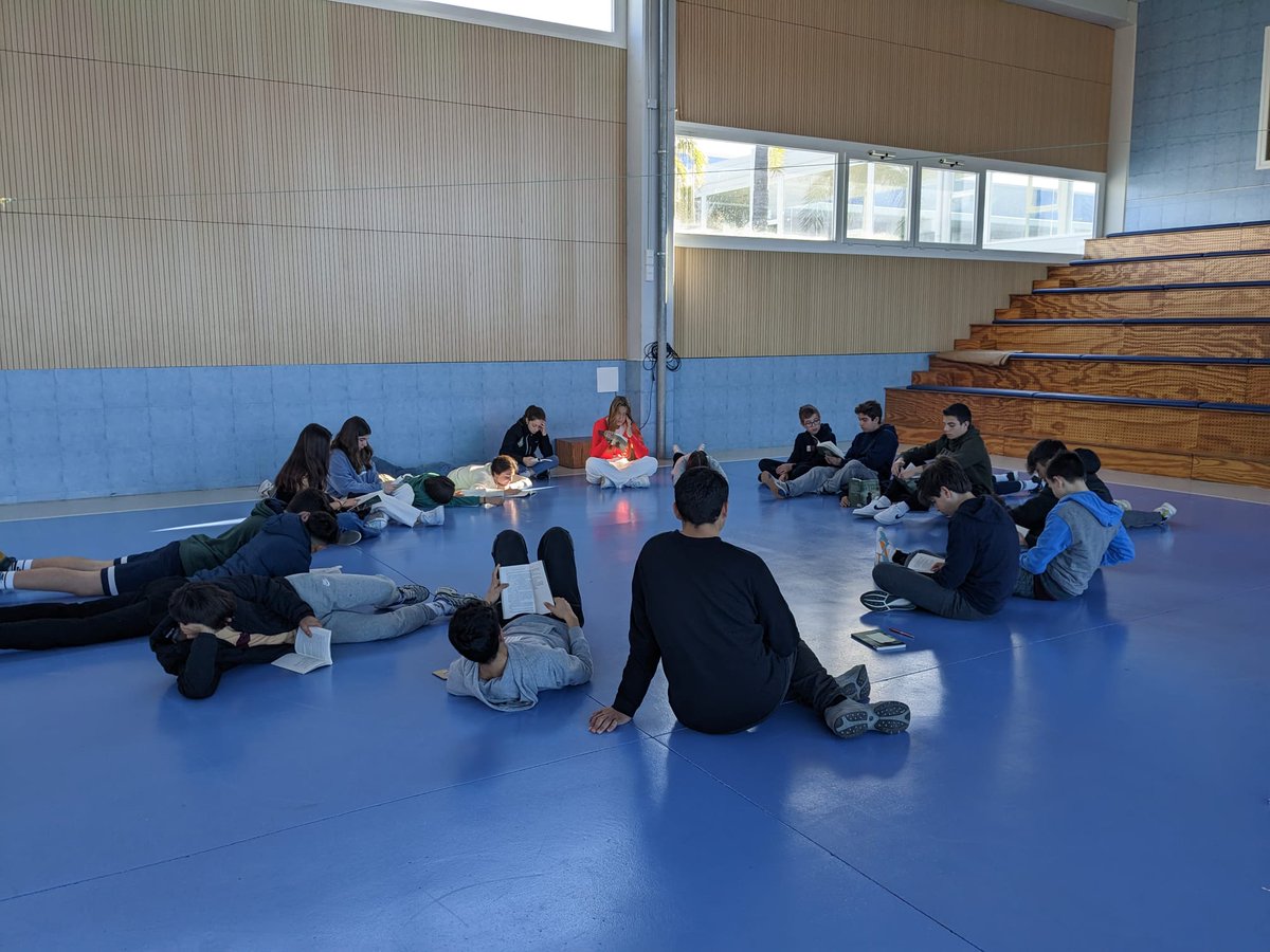 ColegiosISP's tweet photo. Los alumnos de 3ºESO tienen una sesión semanal de club lector, en la cual leen un libro de manera conjunta para después comentarlo, entablar un debate y realizar actividades sobre el mismo.

#ISPsecundaria #clublector https://t.co/DDSSp6oVKL