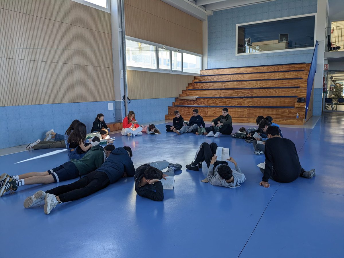 ColegiosISP's tweet photo. Los alumnos de 3ºESO tienen una sesión semanal de club lector, en la cual leen un libro de manera conjunta para después comentarlo, entablar un debate y realizar actividades sobre el mismo.

#ISPsecundaria #clublector https://t.co/DDSSp6oVKL