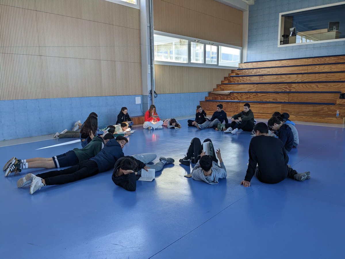 ColegiosISP's tweet photo. Los alumnos de 3ºESO tienen una sesión semanal de club lector, en la cual leen un libro de manera conjunta para después comentarlo, entablar un debate y realizar actividades sobre el mismo.

#ISPsecundaria #clublector https://t.co/DDSSp6oVKL