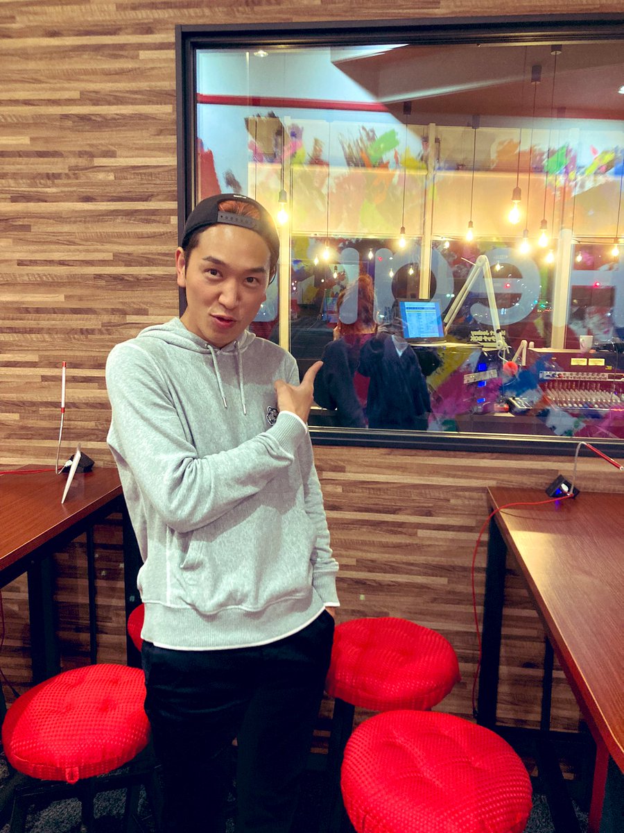 koji0507's tweet photo. 今日もみんな、ありがとーう！
#breakers810
俺越しの相羽守護神の背中。
心強い。そしてガラスに反射してる大塚くん🔥
お二人とも、毎日ありがとう🔥
わきあいあい、仲良く、楽しく、やらせてもらってます😎
また明日ねー🌈
#山口晃司 https://t.co/RFbCnRvjIb