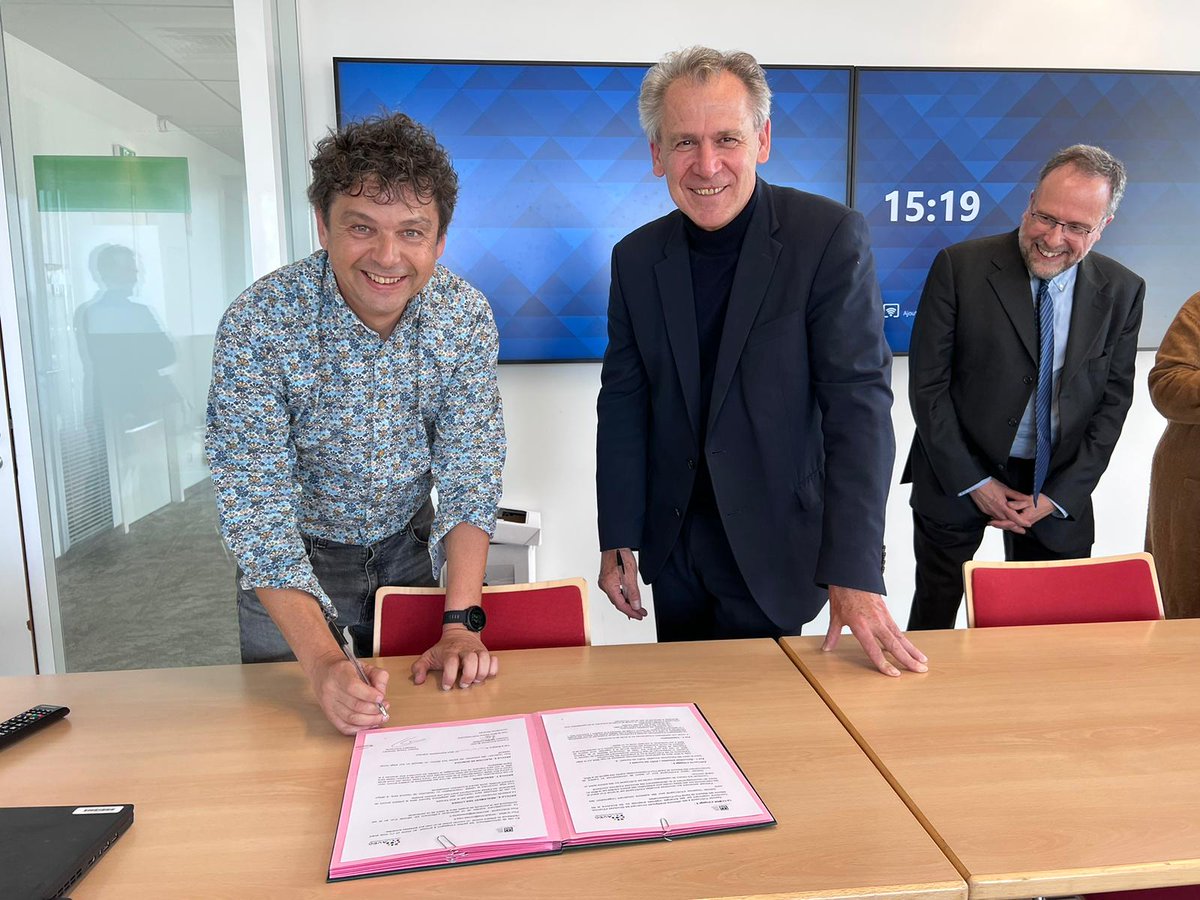 msa_actu's tweet photo. ✍️Mr F-E Blanc, DG de la CCMSA et M. Gendry, Pt de la Fédération @Avec_sante, signent une #convention de #partenariat de 3 ans dont l’objectif est de faciliter le développement et le fonctionnement des structures d’exercice coordonné en milieu rural
➡️https://t.co/RVnMxnb4wN https://t.co/OpaxfLJpc2