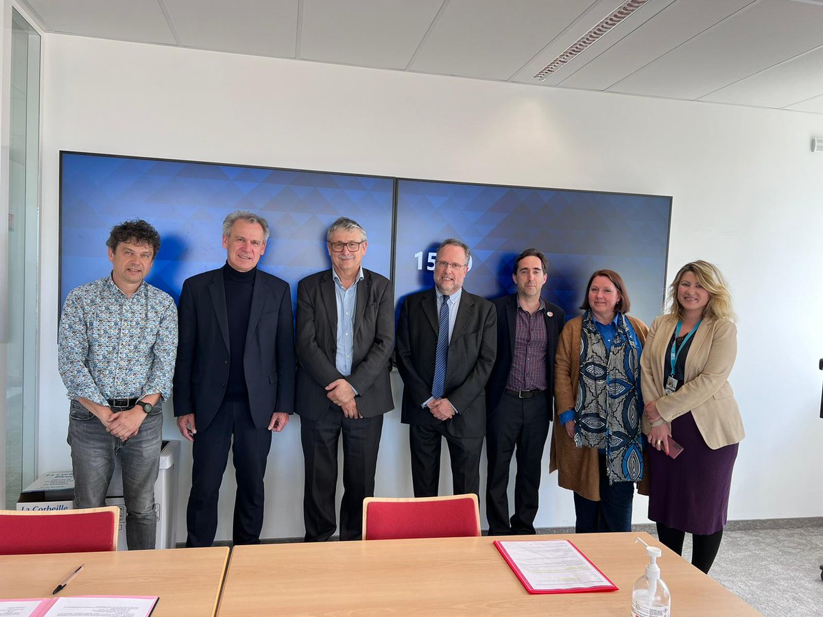 msa_actu's tweet photo. ✍️Mr F-E Blanc, DG de la CCMSA et M. Gendry, Pt de la Fédération @Avec_sante, signent une #convention de #partenariat de 3 ans dont l’objectif est de faciliter le développement et le fonctionnement des structures d’exercice coordonné en milieu rural
➡️https://t.co/RVnMxnb4wN https://t.co/OpaxfLJpc2