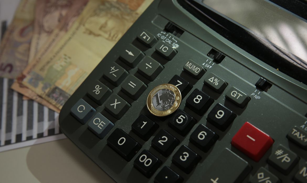 ae_broadcast's tweet photo. O #PIB brasileiro ficou estagnado em janeiro, na comparação com dezembro de 2022, segundo o Monitor do PIB, indicador calculado pelo #Ibre/#FGV e divulgado pela entidade. Na comparação com janeiro de 2022, a atividade econômica avançou 4,1%. https://t.co/7qdcVtBMVE