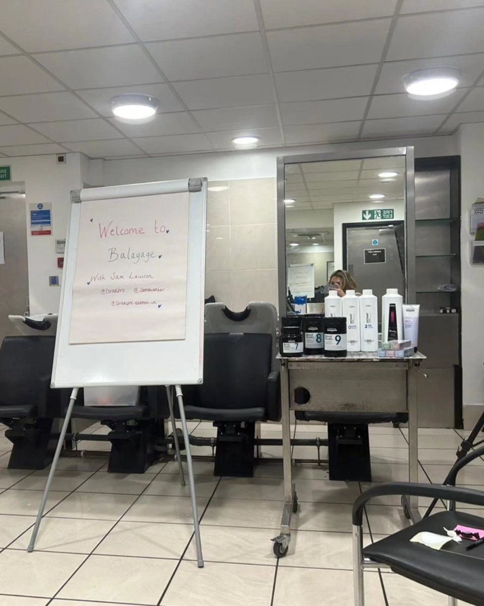 saksknutsford's tweet photo. Training day for Estelle 
Yesterday. Estelle spent the day with LOreal brushing up on her balayage skills. We never stop learning new skills and refreshing current one's. Call now for a consultation 01565 655 930 
@lorealpro_education_uki @lorealpro #balayage #colour #Knutsford https://t.co/8h6pCkJi6J