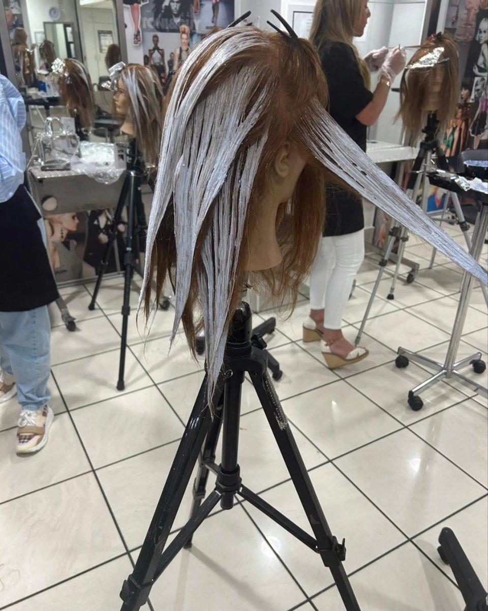 saksknutsford's tweet photo. Training day for Estelle 
Yesterday. Estelle spent the day with LOreal brushing up on her balayage skills. We never stop learning new skills and refreshing current one's. Call now for a consultation 01565 655 930 
@lorealpro_education_uki @lorealpro #balayage #colour #Knutsford https://t.co/8h6pCkJi6J