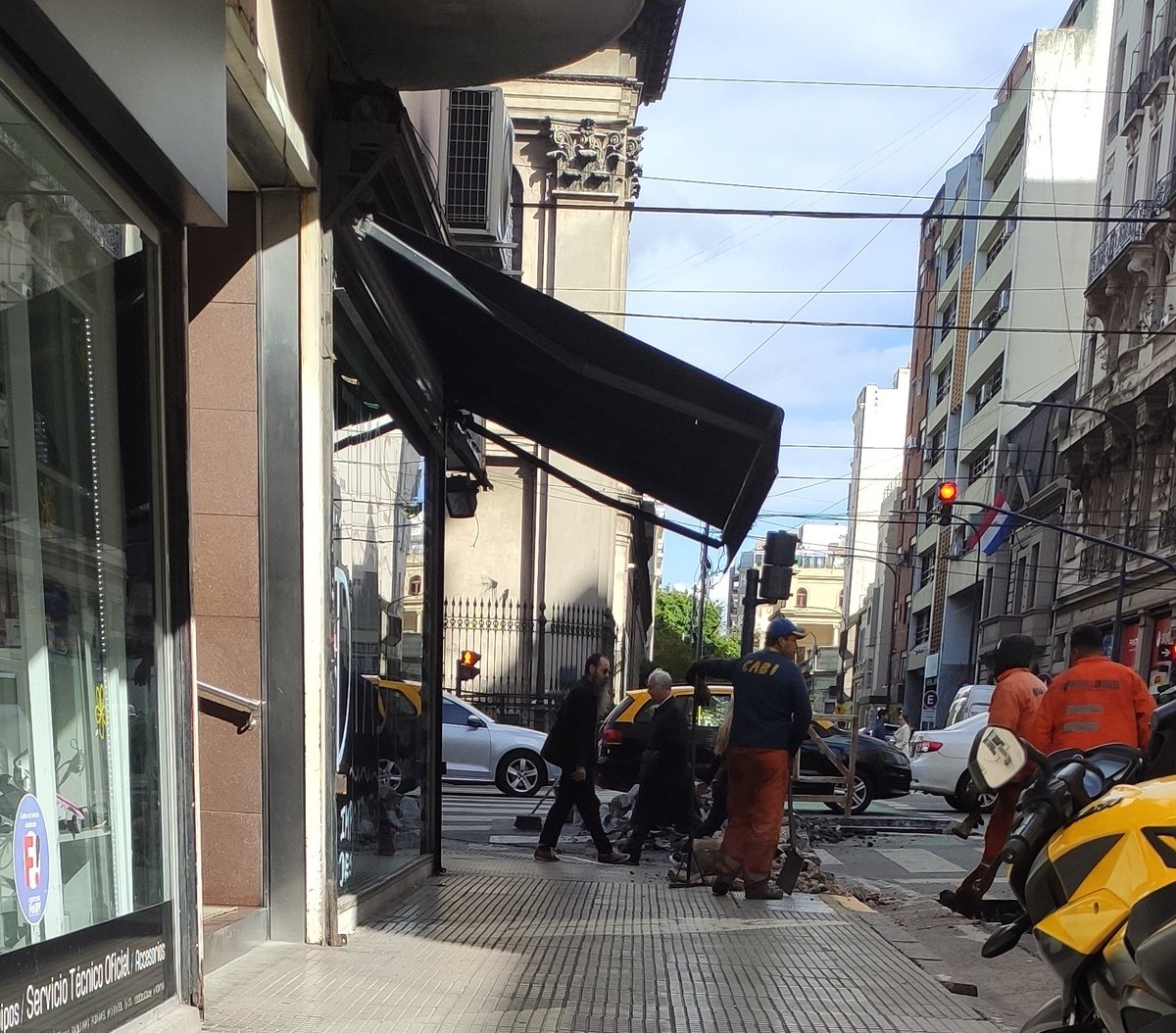 martin_bonello's tweet photo. Ya van 10 veces en lo que va del año que "arreglan" la misma esquina.
Un papelón @horaciorlarreta @gcba https://t.co/3xuHyYgq19