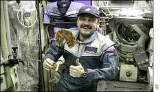 ayusing_aero's tweet photo. #SabíasQue en 2001 se entregó una pizza de #PizzaHut en la Estación Espacial. Yuri Usachov fue su ‘receptor’. Tras estudiarse la viabilidad de la misión durante un año, ésta se llevó a cabo y la embarcaron en la Soyuz (Союз) rumbo a la ISS (МКС). El coste de este evento publicitario costó un millón de dólares 🍕 👨🏻‍🚀