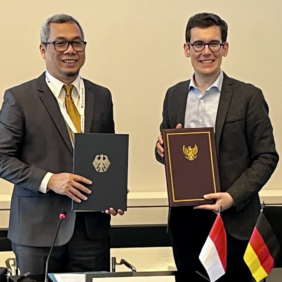 BMV's tweet photo. 1. Deutsch-Indonesischer #Digitaldialog 🇩🇪 🇮🇩 startet auf #HM23 mit Unterzeichnung des Arbeitsprogramms. @bmdv und @kemkominfo fokussieren auf
➡️ #Digitalstrategie
➡️ Emerging Technologies
➡️ Digitale Geschäftsmodelle
Digitaldialoge helfen, gemeinsame Auffassungen zu entwickeln. https://t.co/wKLFLByEnq