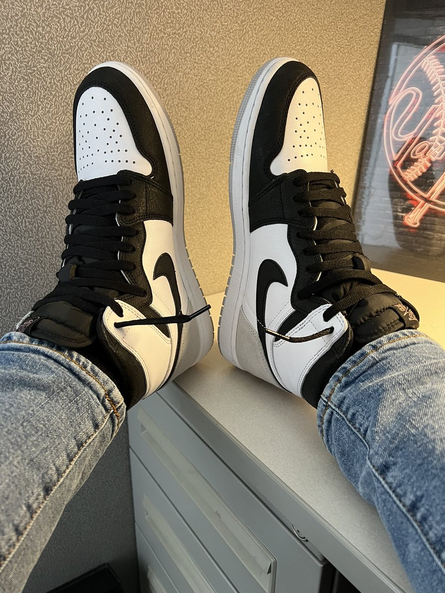 Chicagopirates1's tweet photo. #kotd
AJ1 Stage Haze 👟👟

Hump day it is. ✌🏻💪🏼

I’m tired… I’m tired… 🤙🏻✌🏻

Man of few words today. #draggingass https://t.co/J7LdHrAg9S