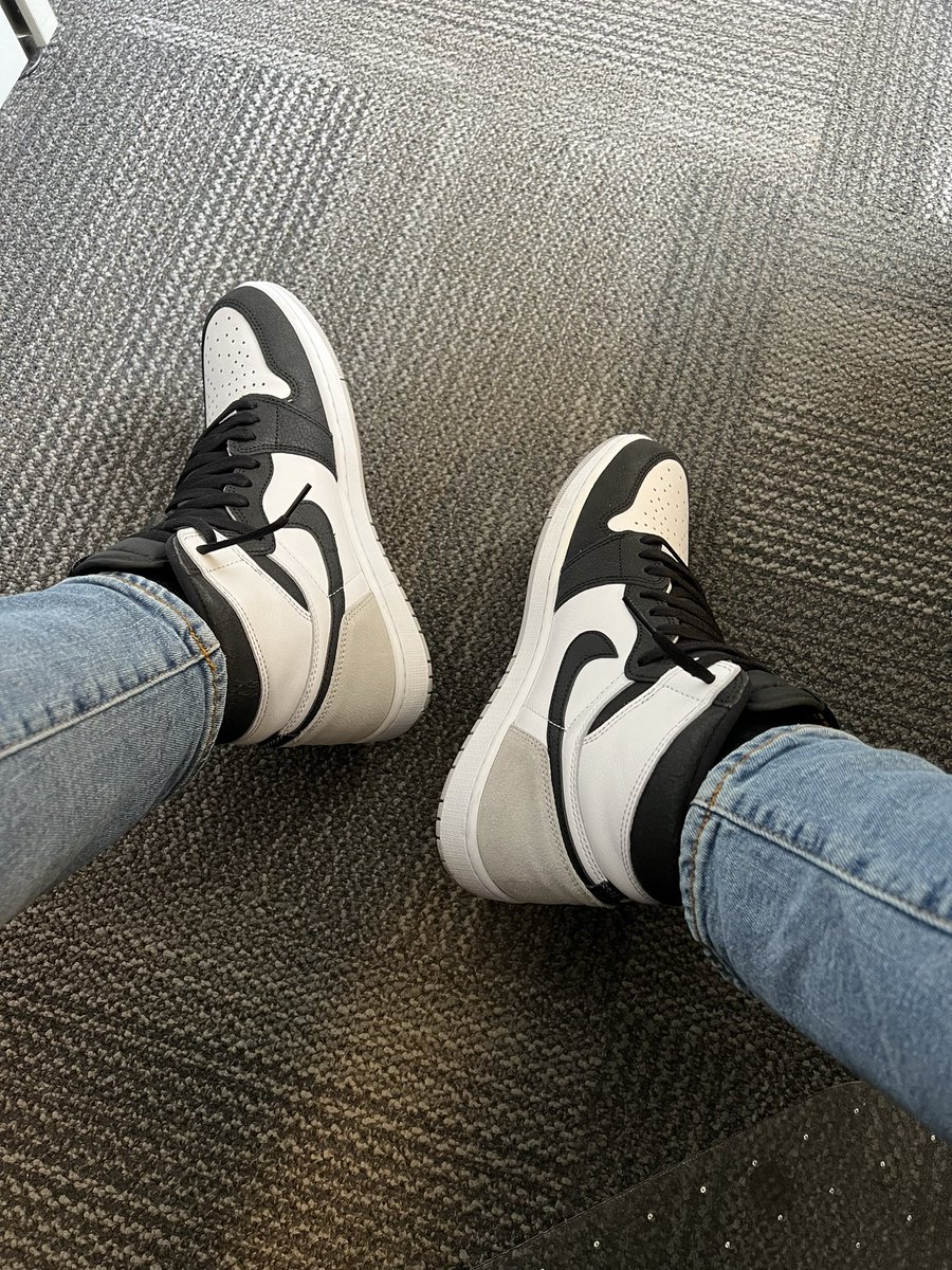 Chicagopirates1's tweet photo. #kotd
AJ1 Stage Haze 👟👟

Hump day it is. ✌🏻💪🏼

I’m tired… I’m tired… 🤙🏻✌🏻

Man of few words today. #draggingass https://t.co/J7LdHrAg9S
