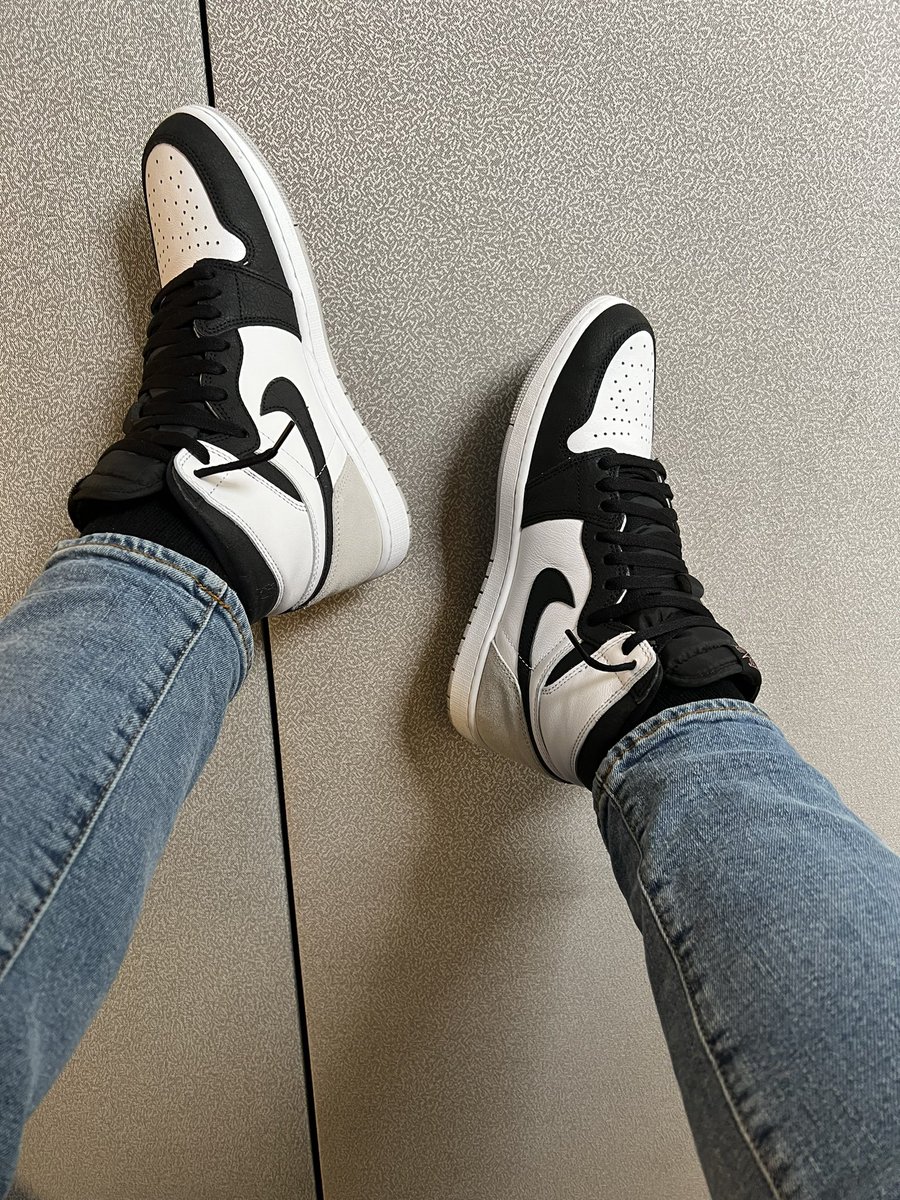 Chicagopirates1's tweet photo. #kotd
AJ1 Stage Haze 👟👟

Hump day it is. ✌🏻💪🏼

I’m tired… I’m tired… 🤙🏻✌🏻

Man of few words today. #draggingass https://t.co/J7LdHrAg9S
