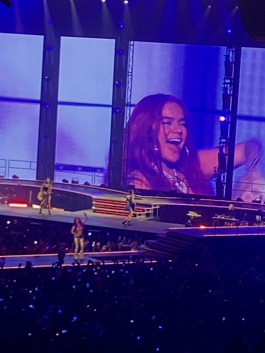 yemimsanchez's tweet photo. Desearía volver a vivir este momento tan chimba la energía de la BICHOTA es única, no necesito terapia solo un concierto de @karolg 🥹🥹🫶🏽💕🌸 https://t.co/Av76eBkPZM