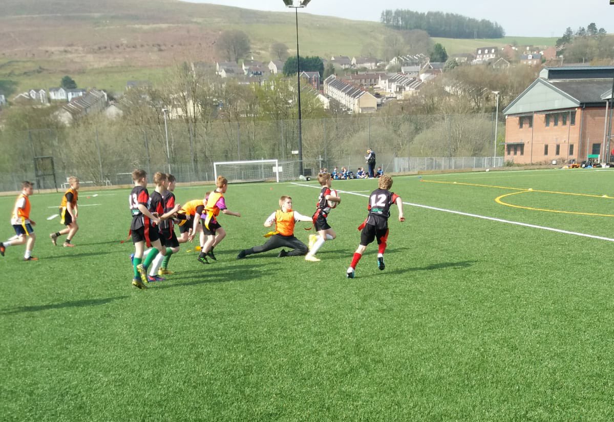 Gwych gweld dros 60 o blant yn cymryd rhan yng Ngŵyl rygbi Rhymni heddiw! Diolch @IDS3to18 am ein croesawu! Great to see over 60 children taking part in today's Upper Rhymney tag rugby Festival! Thank you @IDS3to18 for hosting us 👍