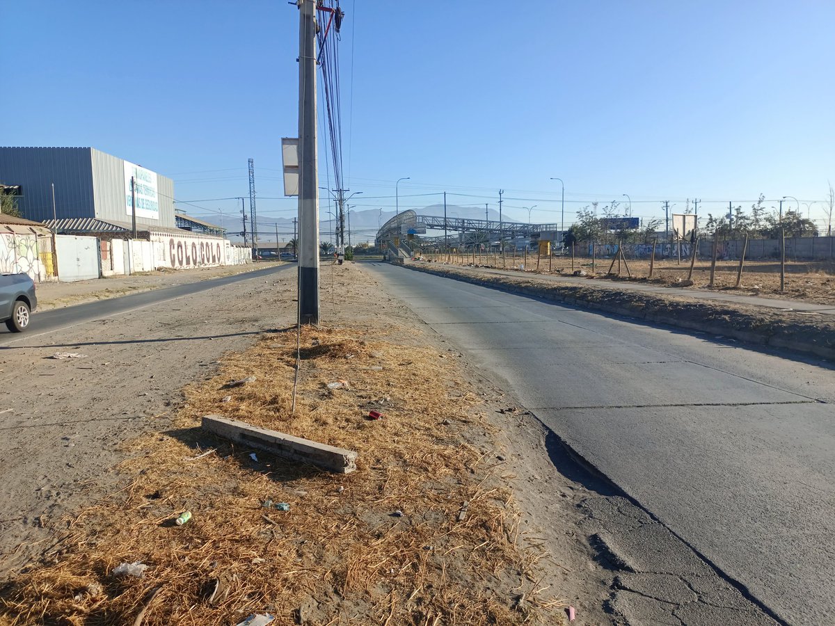 RTransparente01's tweet photo. ¿Nota usted la diferencia a solo una cuadra? Una es la Viña Santa Blanca y el otro el sector Dintrans @PabloSilvaAmaya @DPROhiggins sector Dintrans la tierra del olvido en #Rancagua zona de sacrificio @Presidencia_cl @chilevision @TVN @GabrielBoric https://t.co/heRD9Jc9eK