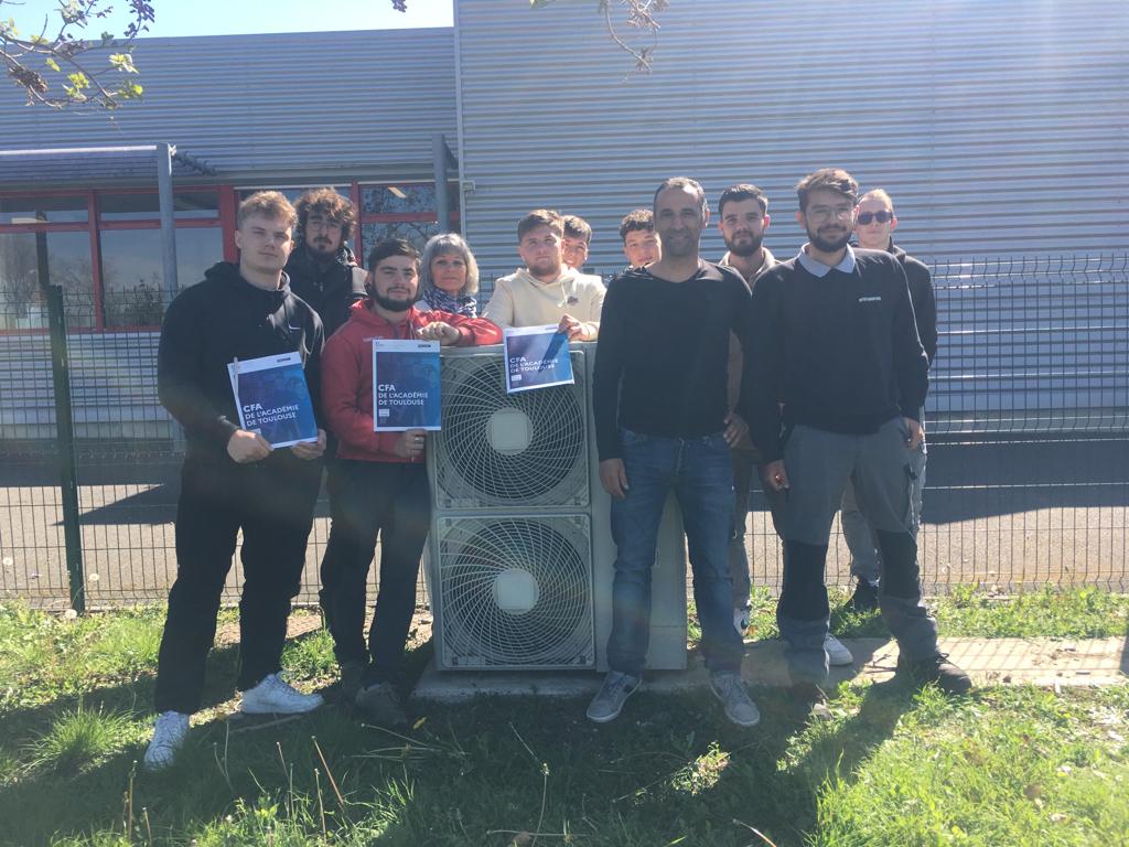 valerie_sammut's tweet photo. Aux portes des Pyrénées, les MC TER @CFAAcademieTlse de @LyceeSixte65 @lyceeJDupuy65 préparent  mobilité hybride Belgique. Visio @DaikinEurope vendredi afin d'établir programme de formation RDV 8 mai aéroport Tarbes Mobilité : qualité, employabilite @MostafaFourar @EUErasmusPlus https://t.co/zdF8vdSvtg
