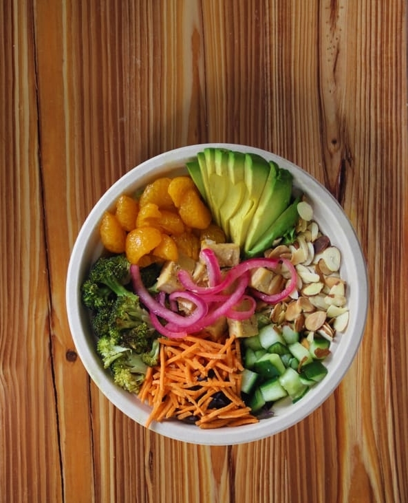 No meat? No problem! The Tamari bowl at @rootsnk is as delicious as it is health-conscious. Celebrate #EarthMonth by bookmarking this plant-based biz today at the link in our bio.
📍: @rootsnk