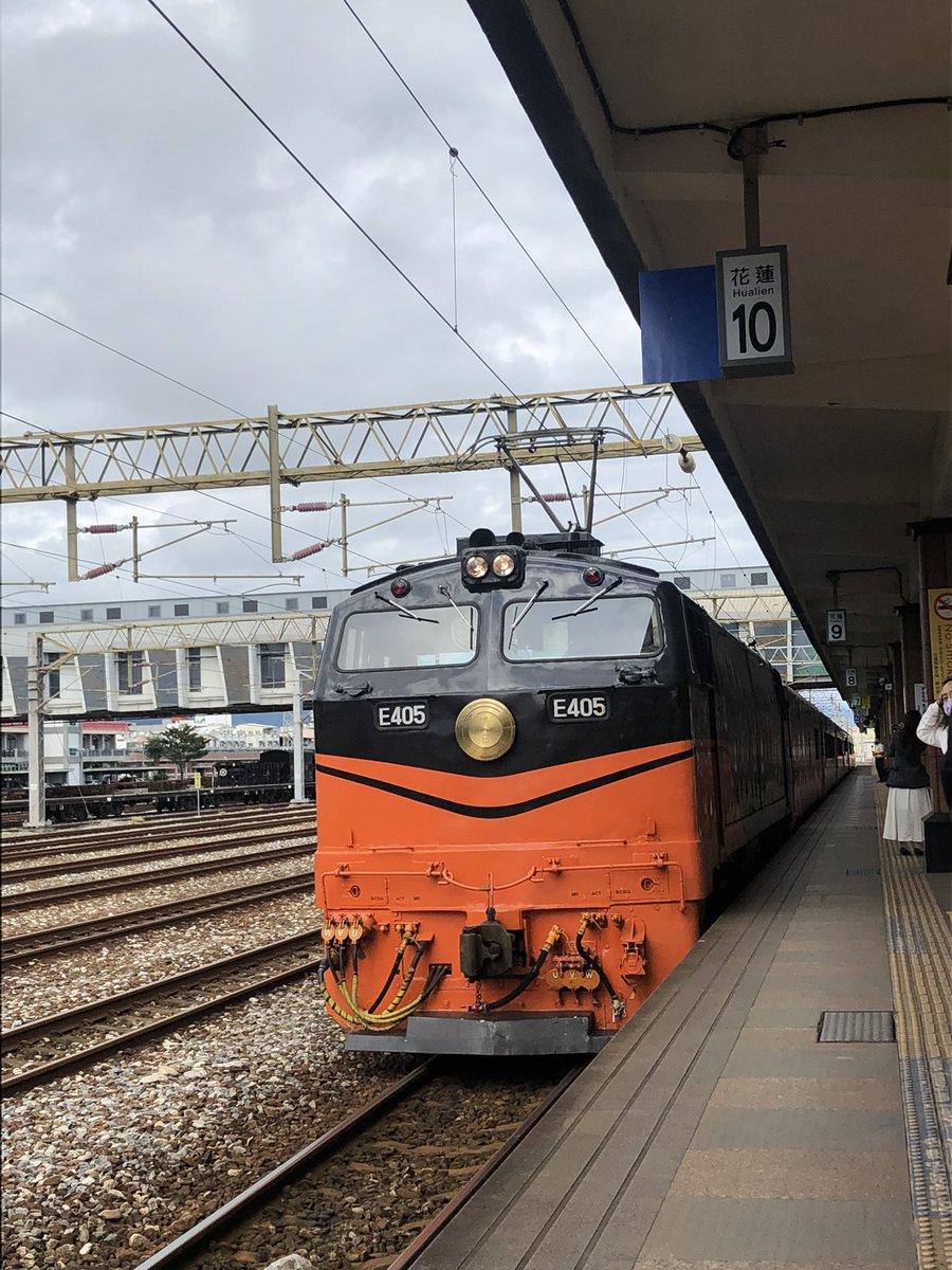 dagehotw's tweet photo. 去年某ホテルに勤めていて、今後日本人向けに販売するために日本人スタッフが必要ってことで何度か乗ったことあるんですけど、めちゃくちゃ豪華です✨✨列車で通った場所の名産品(例えば宜蘭蔥、花蓮紫地瓜等)を使った料理を堪能できるのが特徴です👏ひと味違った台湾東部の旅を楽しみたい方はぜひ✨ https://t.co/0BEkJItgdw