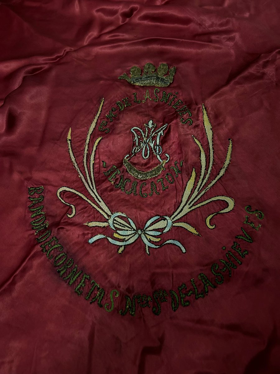 Este 6 de mayo volverá a desfilar una bandera que no es una bandera cualquiera, fue cuna de antepasados que bordaron mujeres humildes de los años 60 para la banda de su virgen de las nieves .Desfiló en la hermandad de los panaderos y san benito años 70 . Benacazón su Virgen.