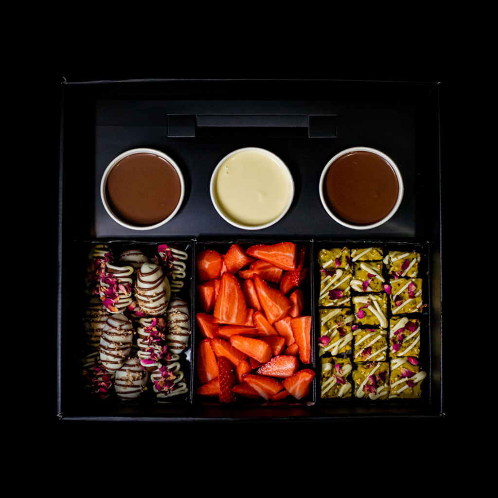 Elevate your #Eid 🌙 celebrations with our luxurious #dessert sharing box! Indulge in our luscious chocolate-coated #dates, decadent #pistachio and rose date #brownie, and plump juicy #strawberries paired with our signature dipping #chocolate sauces for the ultimate indulgence 😍