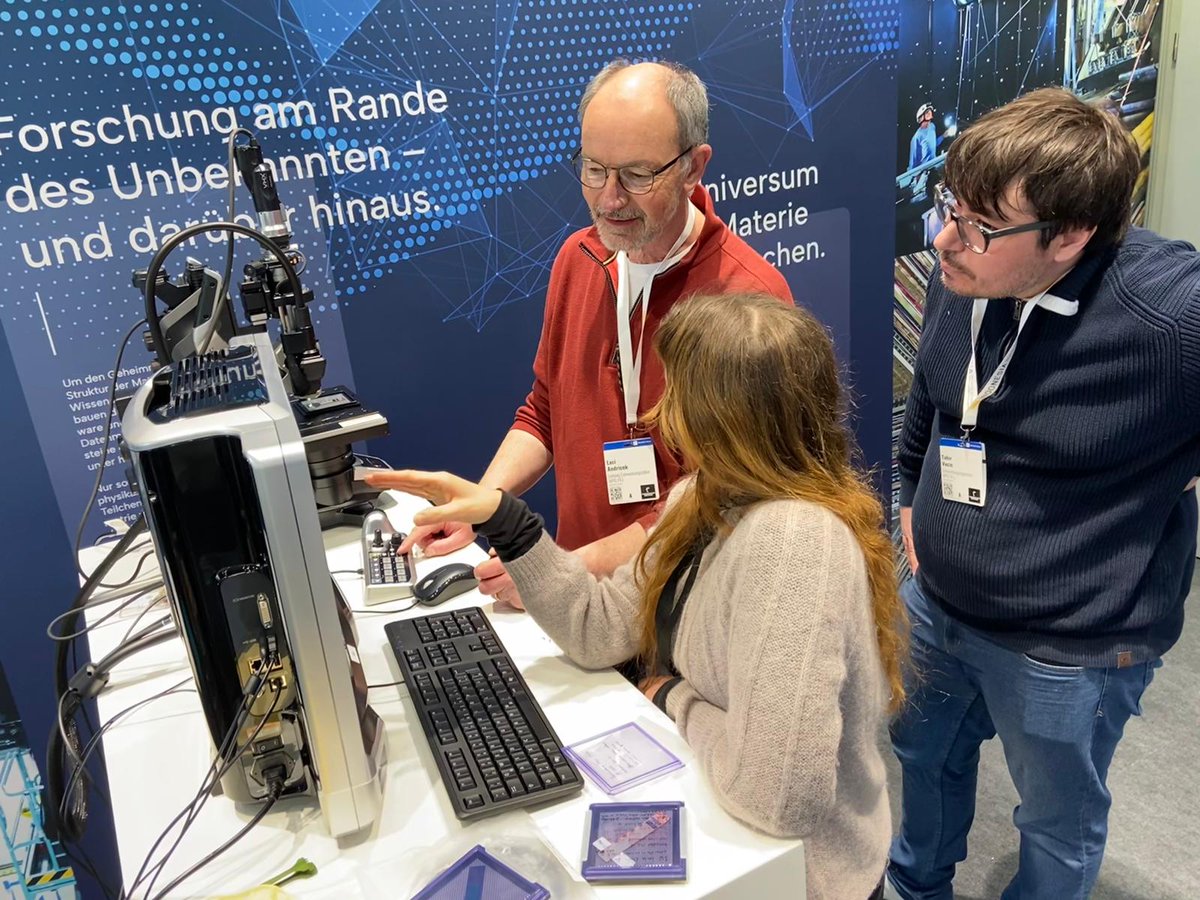 belle2germany's tweet photo. Das #Belle2-Team ist voller Energie und präsentiert die neue DEPFET-Detektortechnologie. Ihr erkennt uns an den dunklen Outfits und schicken Messebuttons. Kommt vorbei und erfahrt mehr über unsere faszinierende Arbeit! #HannoverMesse23 https://t.co/vU48zxpPgQ