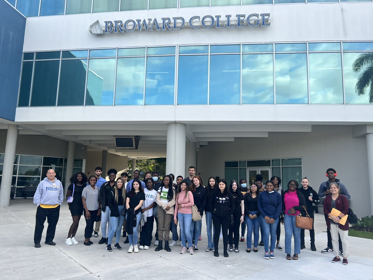 Cruz_DBHS_BRACE's tweet photo. DBHS Seniors @ BROWARD COLLEGE getting ready to register for their college courses! https://t.co/qocDDGJzcK
