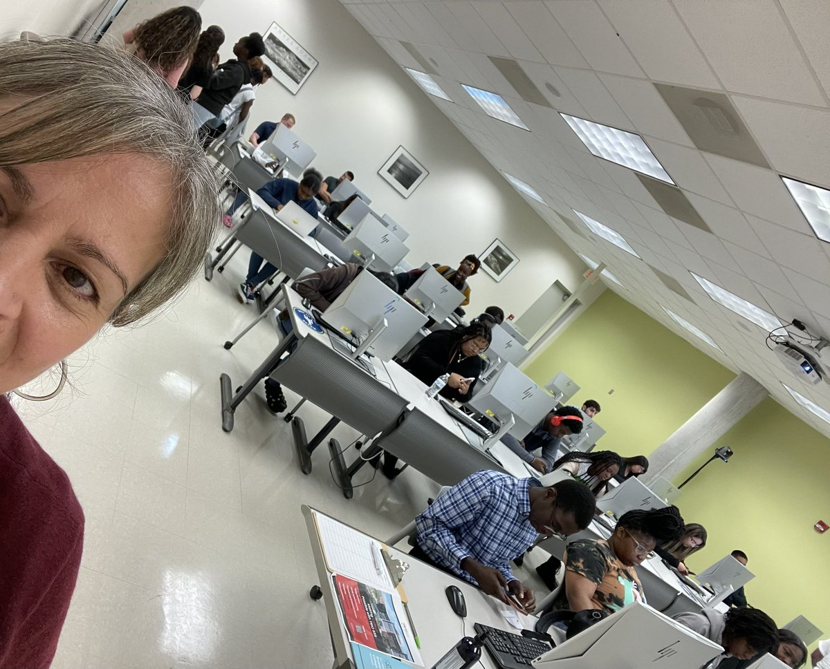 Cruz_DBHS_BRACE's tweet photo. DBHS Seniors @ BROWARD COLLEGE getting ready to register for their college courses! https://t.co/qocDDGJzcK