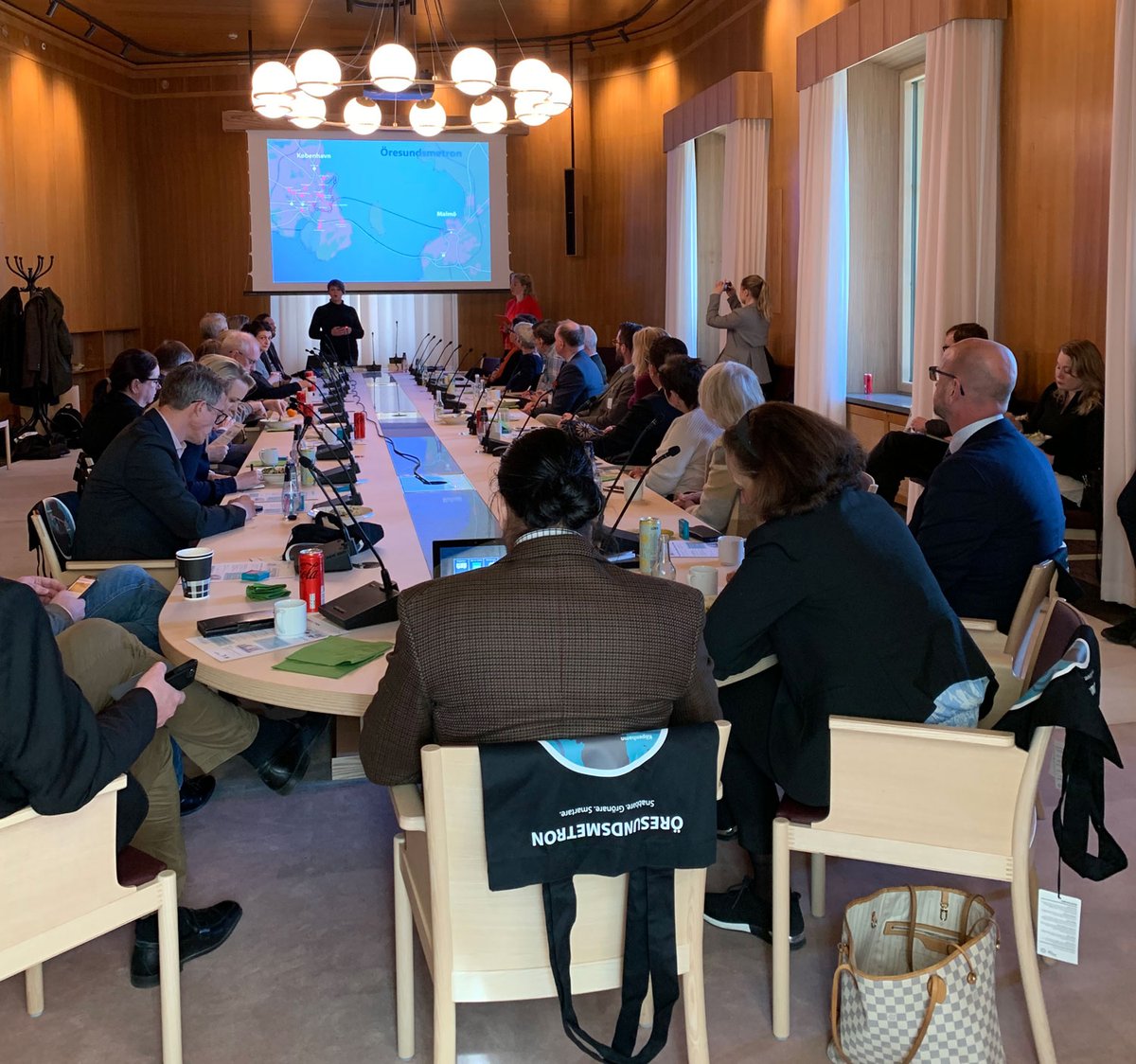 Stort intresse i riksdagen i dag när @KatrinS_J , Carl Johan Sonesson, Region Skåne, och Ulrika Hallengren, Wihlborgs, informerade om Öresundsmetron. Metrons anslutningar är en del av de officiella planprocesserna i Malmö och Köpenhamn. Nu måste den utredas av staten. #svpolitik