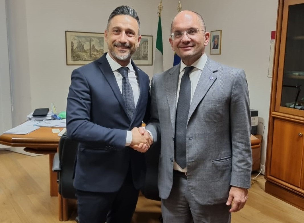 LegacoopPeS's tweet photo. 🤝Il Coordinamento Italia Mediana di #LPS ha incontrato il Commissario Straordinario Ricostruzione post Sisma 2016 @guidocastelli65.
👉Ribadita importanza del modello cooperativo e funzione di partner strategico nella ricostruzione strutturale, sociale ed economica dei territori. https://t.co/N2FVDpGSNu