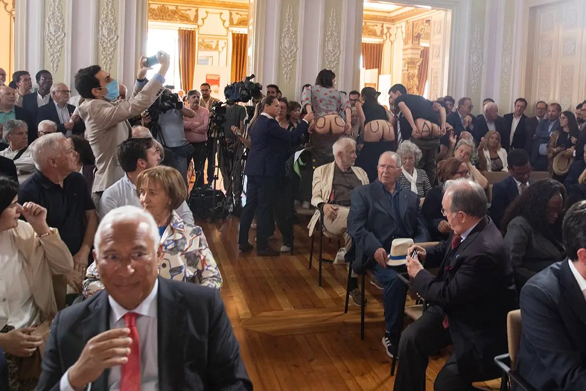 Ativistas da <a href="/gcelisboa/">Greve Climática Estudantil Lisboa</a> protestam nos 50 anos do PS contra as políticas de caos climático do partido, apelando à participação nas ocupações de escolas e ao bloqueio do terminal de LNG de Sines a 13 de maio #endfossil #endfossiloccupy fotos Expresso