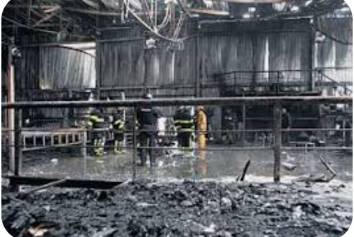 maugemolina's tweet photo. Hace 15 años un cúmulo de errores, falta de previsión, ausencia de manejo del riesgo dejaron como consecuencia dolor y muerte, la discoteca Factory se incendió en medio de un show, 19  fallecidos, 35 heridos, pérdidas materiales fueron el saldo de este desastre.
#FactoryNuncaMás https://t.co/rTdOlKPhGO