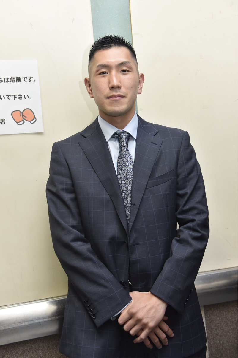 beat_macc's tweet photo. グローブを壁に吊るした元日本S・ライト級王者 #岡田博喜 さんが角海老宝石ジムのマネージャーに。

23戦20勝13KO3敗。負けたのも倒されたのも海外リングだけ。なぜ海外で倒れて日本で倒れなかったのか、裏方に回って気づいたこと、フォーマルな格好の理由

ビート最新号で→https://t.co/UhUpF5uayH https://t.co/kvBh1EjVKA