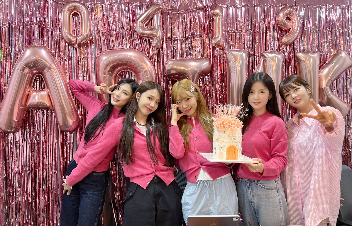Apink_2011's tweet photo. [#에이핑크]
소중한 날에 함께 해서
419배로 더 소중하고 재밌었던 시간🤣
덕분에 오늘은 웃음만개한 우리로 
기억에 오래오래 남을 것 같습니다💞
에이핑크와 판다는 서로에게
케이크처럼 달콤하고🍰
보석처럼 단단하며💎
공기처럼 필수인 존재입니다❣
사랑합니다🐼

#Apink
#Apink_12th_Anniversary https://t.co/afuntdv878