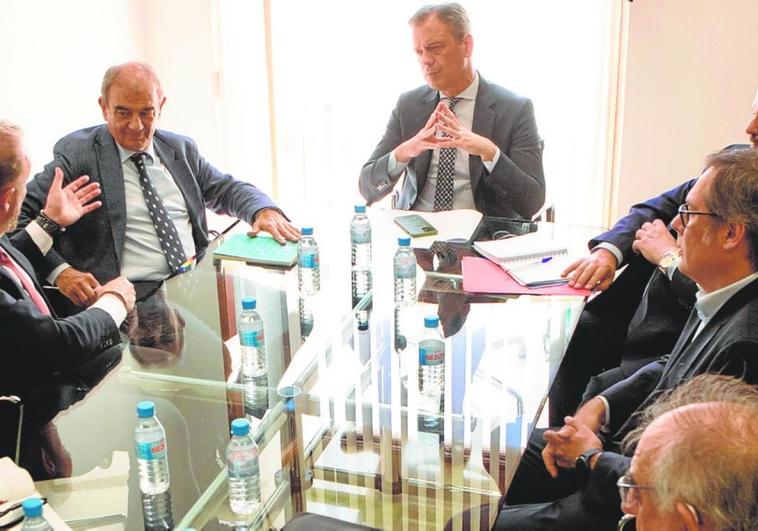 CONCOVI_Espana's tweet photo. 📢 @laverdad_es se hace eco hoy de la reunión mantenida entre @CasaresCollado, Pres. de #CONCOVI; @japedreno, Pres. de #UCOMUR; y Francisco Pérez, vicepresidente de @FECOVI_COOP, con Marcos Ortuño, consejero de Presidencia de la @regiondemurcia
https://t.co/xYGv7wuKsi https://t.co/JPTqDJk9rC