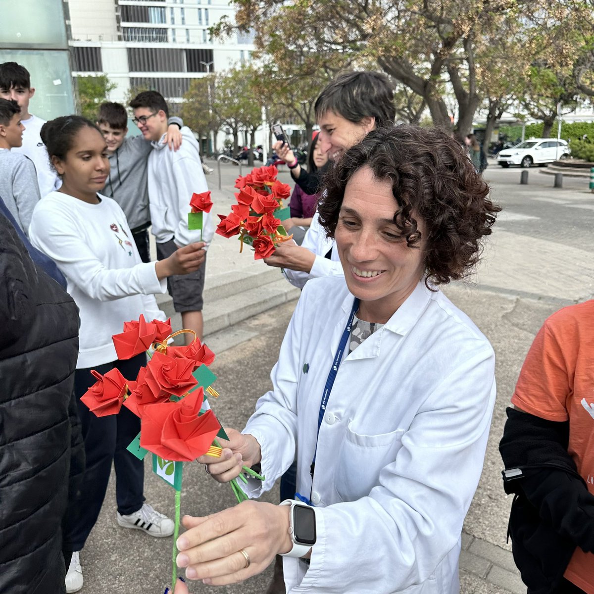 🌹📖 🐉 Molt agraïts amb els alumnes de la classe d’emprenedoria de 3r ESO de l’<a href="/epiasabadell/">Escola Pia Sabadell</a> que, un any més, ens han portat les seves roses de Sant Jordi, en un gest d’agraïment cap els professionals de la institució. 

Feliç Diada de #SantJordi per a tothom! ❤️🤗