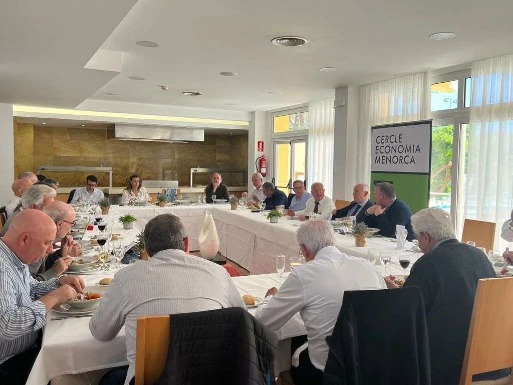Hoy, algunos representantes de la Junta de Gobierno de Ashome, hemos participado en el coloquio almuerzo organizado por el Cercle d'Economia, con Sebastià Triay Fayas como anfitrión