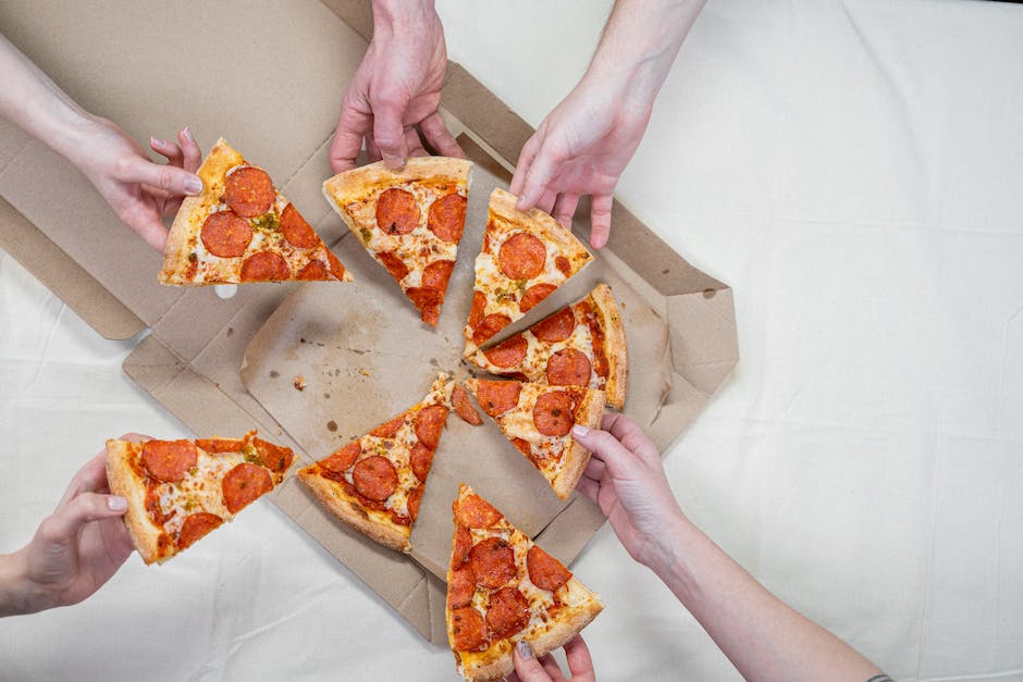 r2rnow's tweet photo. {New Post} Half of Canadians eat #fastfood each week. Who are they? Which groups are consuming the most? And where does #fastfood fit into the bigger picture of healthy food choices for everyone? Find out more in our new post https://t.co/nsAnOlW9j6 @GovCanHealth https://t.co/SXhYQtnmWq