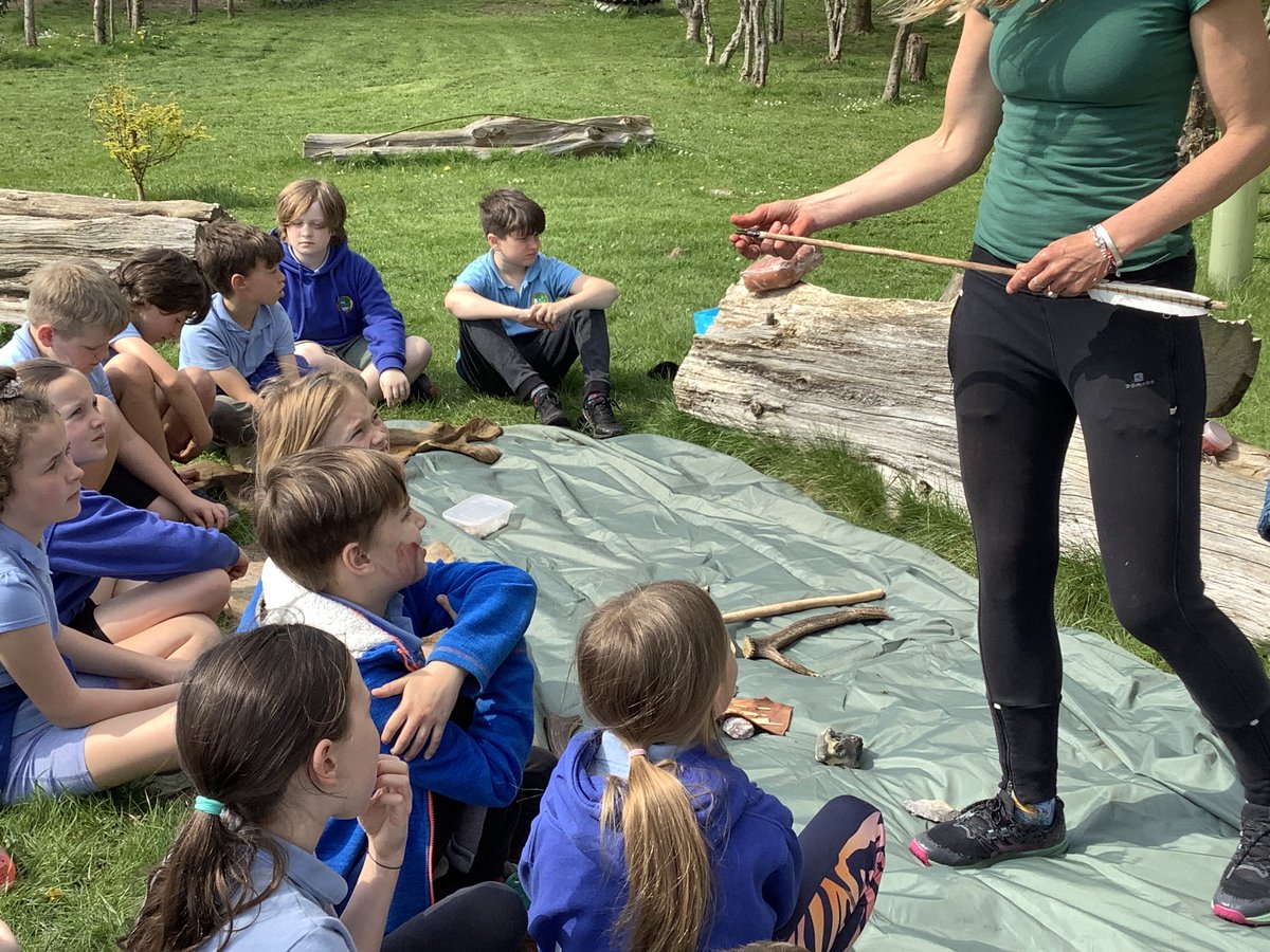 llanrhidianp's tweet photo. #LlanPryCop exploring and identifying a variety of different artefacts from the stone ages. Thank you to Helen from Gower Unearthed for bringing these in for us to see. 🦴🦣🪨 #LlanHum #LlanSci #LlanComm https://t.co/FvsJ62Njiv