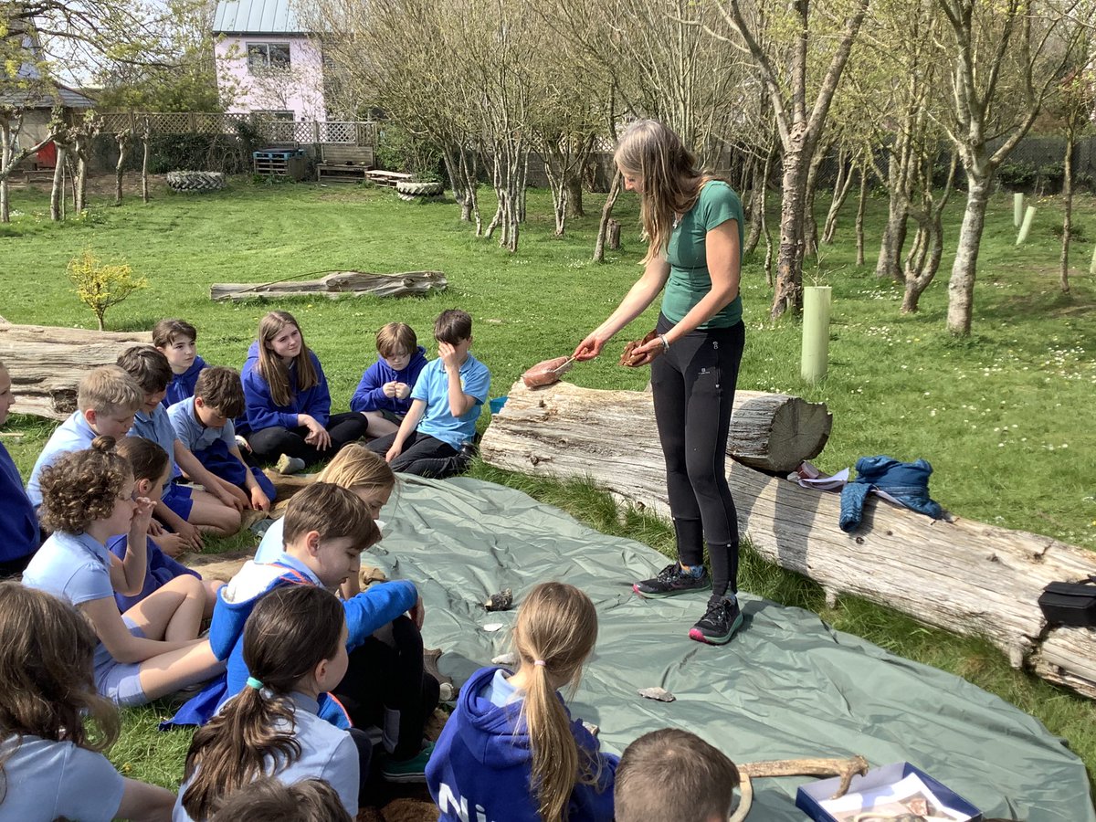 llanrhidianp's tweet photo. #LlanPryCop exploring and identifying a variety of different artefacts from the stone ages. Thank you to Helen from Gower Unearthed for bringing these in for us to see. 🦴🦣🪨 #LlanHum #LlanSci #LlanComm https://t.co/FvsJ62Njiv