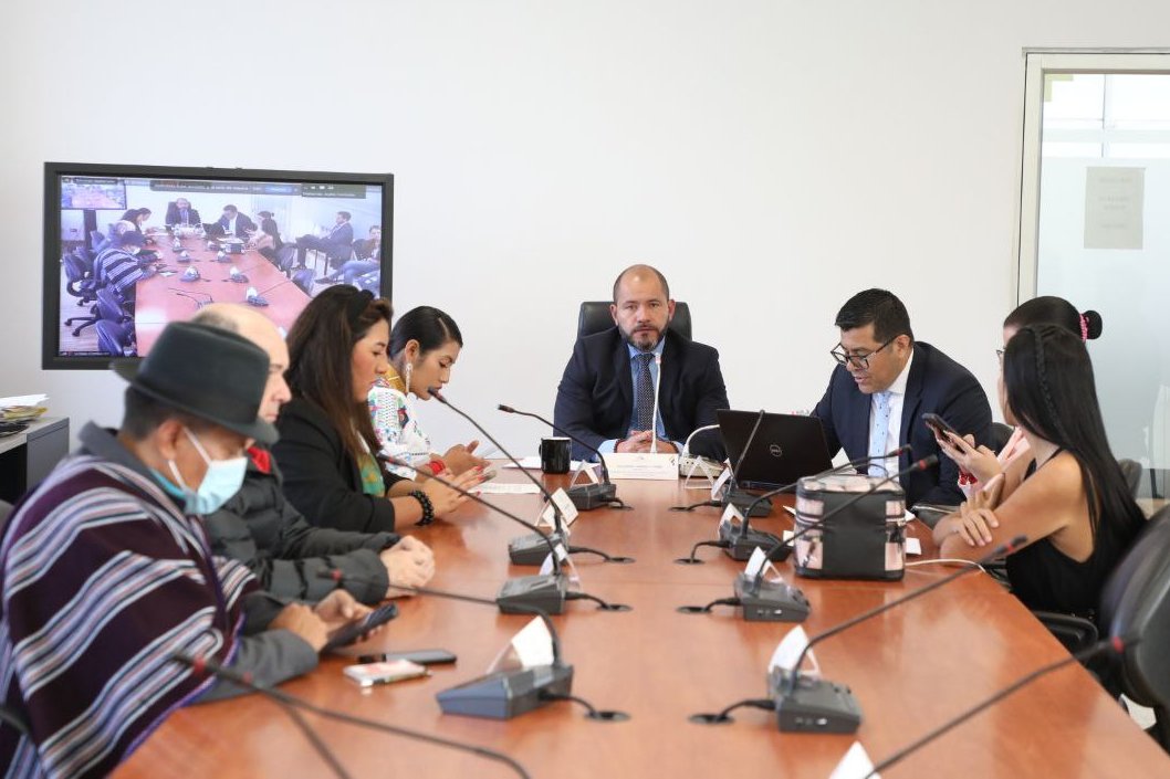 Asamblea Nacional (@asambleaecuador) on Twitter photo #Ahora | <a href="/JusticiaAN/">Comisión de Justicia y Estructura del Estado</a> se instala para el conocimiento del informe de fiscalización “Del Caso Encuentro a León de Troya”; sobre los actos de violencia cometidos presuntamente por <a href="/Rafael_Lucero_S/">Rafael Lucero S.</a>, se recibe a titulares de <a href="/FiscaliaEcuador/">Fiscalía Ecuador</a>, <a href="/MinTrabajoEc/">Ministerio del Trabajo Ecuador 🇪🇨</a>, <a href="/DDHH_Ec/">Ministerio de la Mujer y DD.HH. del Ecuador 🇪🇨</a> y <a href="/CJudicaturaEc/">Consejo de la Judicatura</a>. #Ahora | <a href="/JusticiaAN/">Comisión de Justicia y Estructura del Estado</a> se instala para el conocimiento del informe de fiscalización “Del Caso Encuentro a León de Troya”; sobre los actos de violencia cometidos presuntamente por <a href="/Rafael_Lucero_S/">Rafael Lucero S.</a>, se recibe a titulares de <a href="/FiscaliaEcuador/">Fiscalía Ecuador</a>, <a href="/MinTrabajoEc/">Ministerio del Trabajo Ecuador 🇪🇨</a>, <a href="/DDHH_Ec/">Ministerio de la Mujer y DD.HH. del Ecuador 🇪🇨</a> y <a href="/CJudicaturaEc/">Consejo de la Judicatura</a>.