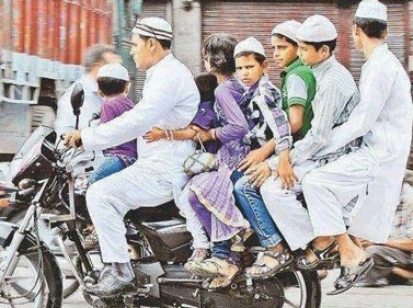 vmanowornever's tweet photo. VMA Quiz 

Bike चलाने वाला भाई है या वालिद 🤔? 

#population #India #first
#SupremeCourtofIndia https://t.co/VkyibL1Gts