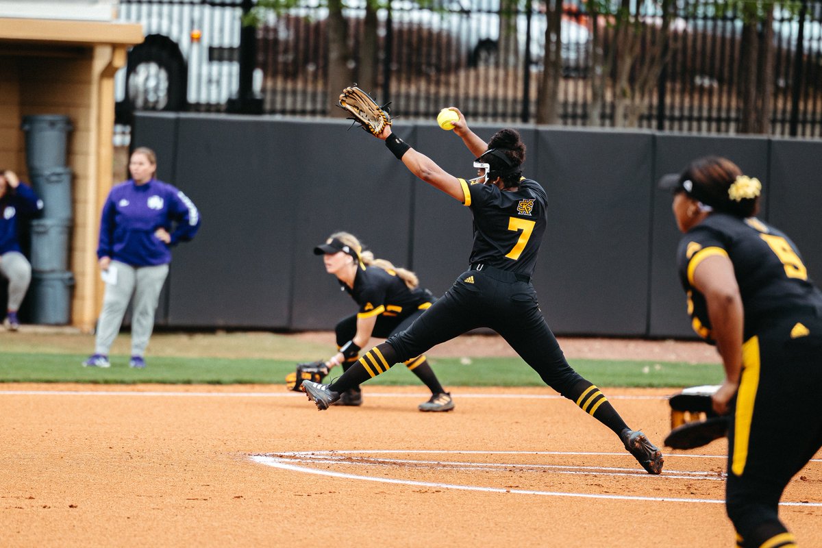 The freshman phenom earned her 𝟏𝟎𝟎𝐭𝐡 𝐂𝐚𝐫𝐞𝐞𝐫 𝐒𝐭𝐫𝐢𝐤𝐞𝐨𝐮𝐭 last night against #4 Tennessee 🫡

#𝐎𝐧𝐞𝐇𝐞𝐚𝐫𝐭 | #𝐓𝐡𝐞𝐒𝐚𝐰 🦉