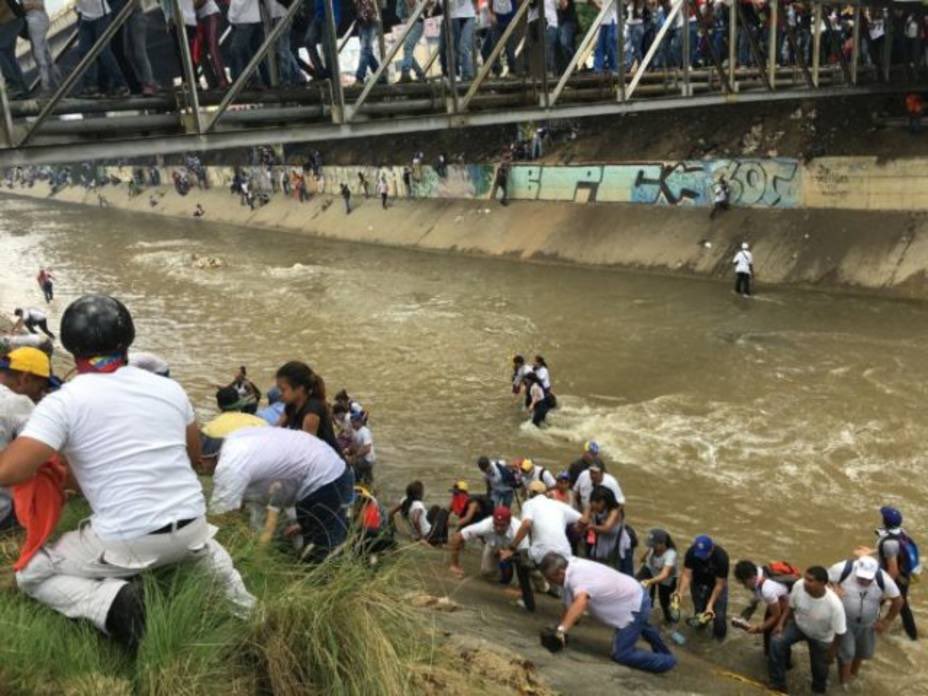 TonyFrangieM's tweet photo. Today -six years ago- around 2.5M people peacefully marched in Caracas against the Venezuelan govt. The “mother of all marches” was violently repressed by state forces, forcing many into a river used for sewage drainage. Over 500 protesters were detained and two were killed. https://t.co/BTG8DZ70oj