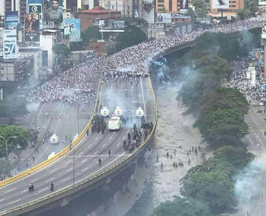 TonyFrangieM's tweet photo. Today -six years ago- around 2.5M people peacefully marched in Caracas against the Venezuelan govt. The “mother of all marches” was violently repressed by state forces, forcing many into a river used for sewage drainage. Over 500 protesters were detained and two were killed. https://t.co/BTG8DZ70oj