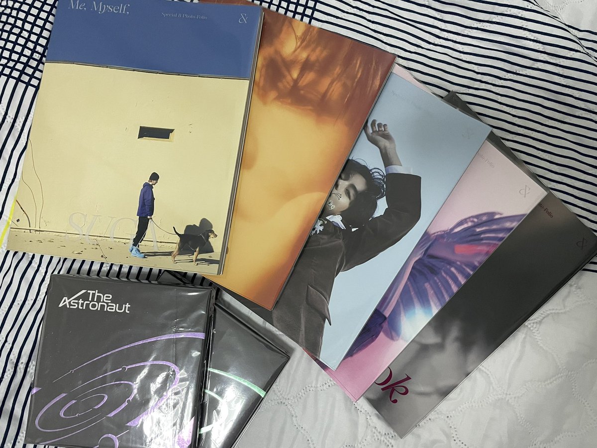 JCroBear's tweet photo. Wala talaga sa plano ko na kompletuhin yung photofolio pati kumuha nung Astronaut ni Jin, kaso kasi marupok ako.
Thank you so much @blackpearlplum 💜💜
Pag may RM and Jin, reserve ko na. HAHAHA https://t.co/sxb0JjDogq