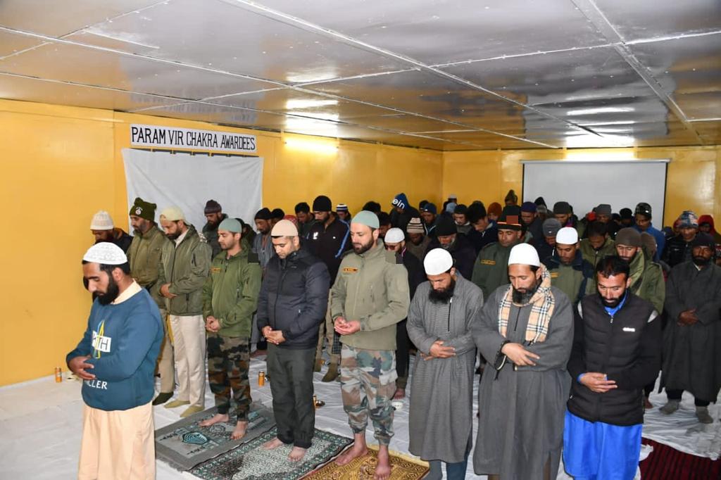 AlamDar1917's tweet photo. DAWAT-E-IFTAR PROGRAMME ORGANISED AT CHUNTIWARI
With the #HolyMonth of #Ramazan about to reach Conclusion, a Daawat-E-Iftaar was organised by #IndianArmy at Chuntiwari as another means of extending outreach and #brotherhood among the locals of #MachhalValley.
#Kupwara https://t.co/sERvQ0kbsX