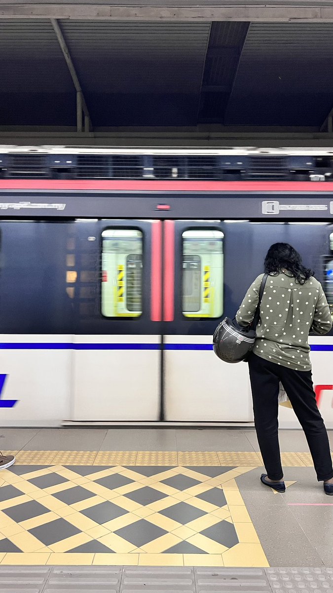 498nm's tweet photo. @askrapidkl If the repair between Masjid Jamek and Bandaraya is going to take 6 months plus, please have louder announcements setup at Hang Tuah so we know whether the train is going to Ampang or Putra Heights. It is difficult to hear the megaphone from one end to the other. https://t.co/pvDlWSweph