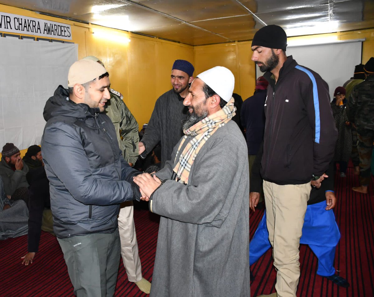 AlamDar1917's tweet photo. DAWAT-E-IFTAR PROGRAMME ORGANISED AT CHUNTIWARI
With the #HolyMonth of #Ramazan about to reach Conclusion, a Daawat-E-Iftaar was organised by #IndianArmy at Chuntiwari as another means of extending outreach and #brotherhood among the locals of #MachhalValley.
#Kupwara https://t.co/sERvQ0kbsX